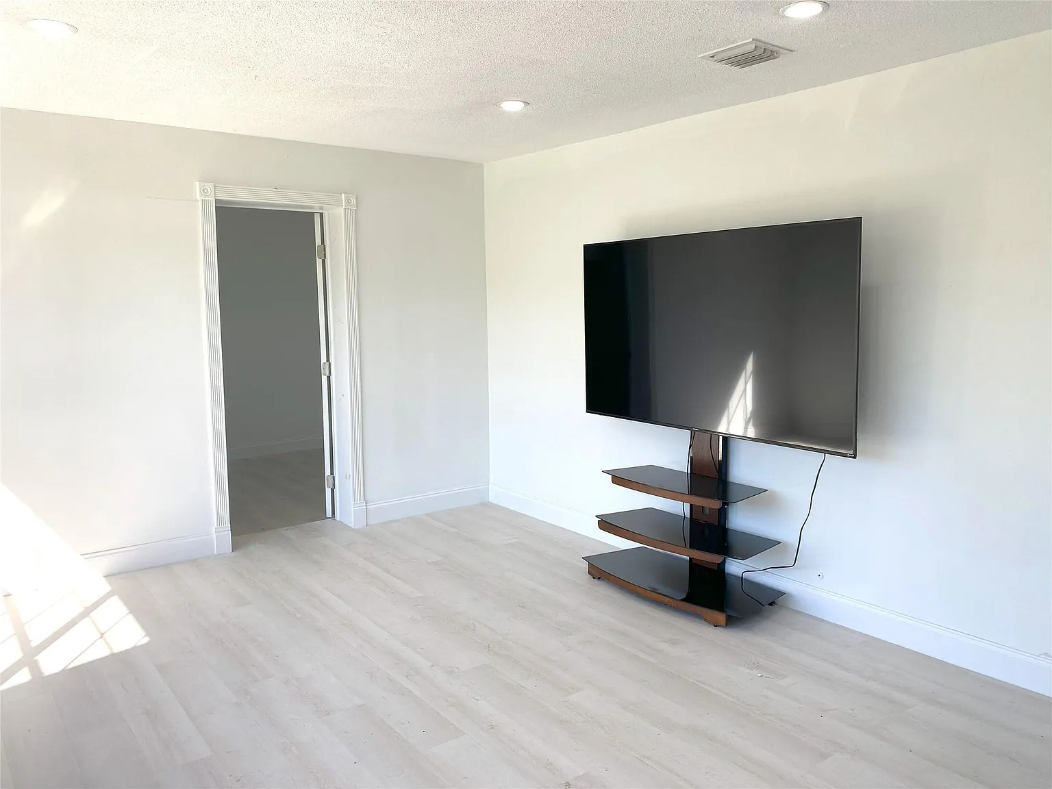 2 bed, 1.0 bath, 800 sqft, $2,150 — Photo 3