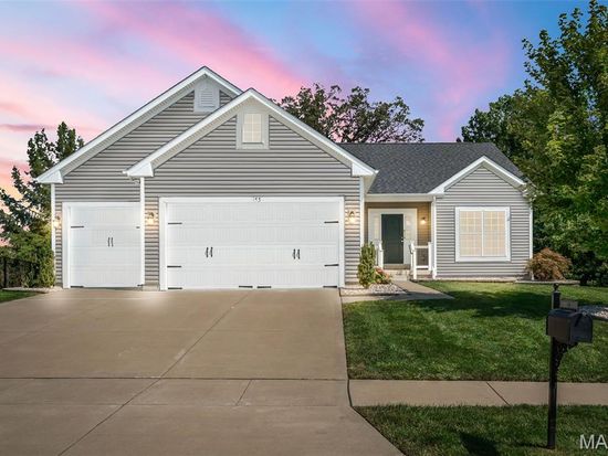 153 Carlton Point Dr, Wentzville, MO 63385