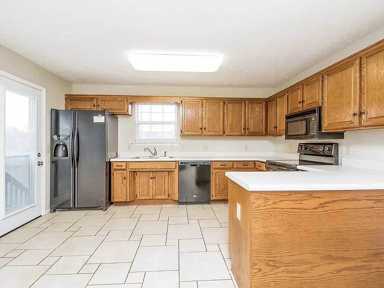 300 Stafford Ct — Photo 4