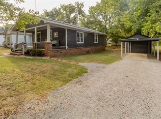 105 W Taylor St, Caney, KS 67333