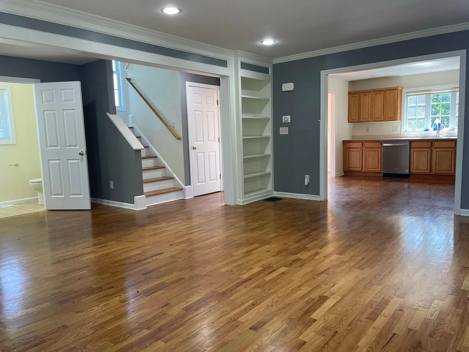 5 bed, 2.5 bath, 2296 sqft, $4,600 — Photo 4