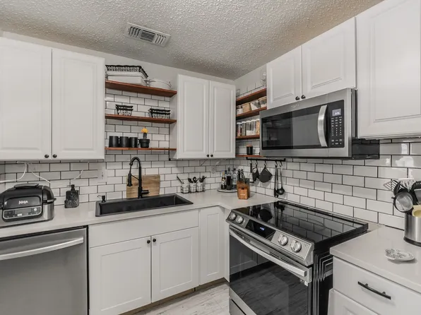 1712 Crest Point Dr, Arlington, TX 76012