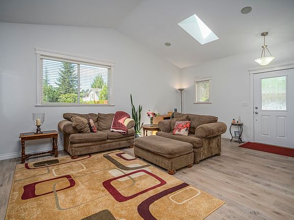 2nd image of 33925 Brown Cres