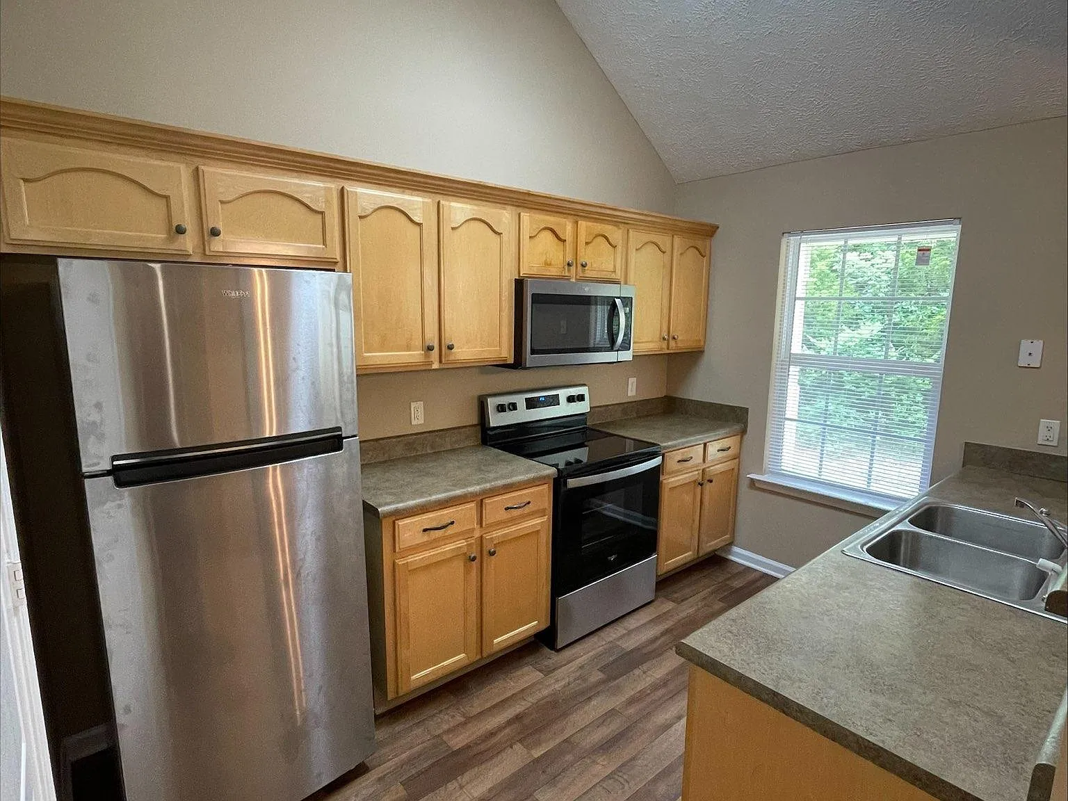 3 bed, 1376 sqft, $1,900 — Photo 4