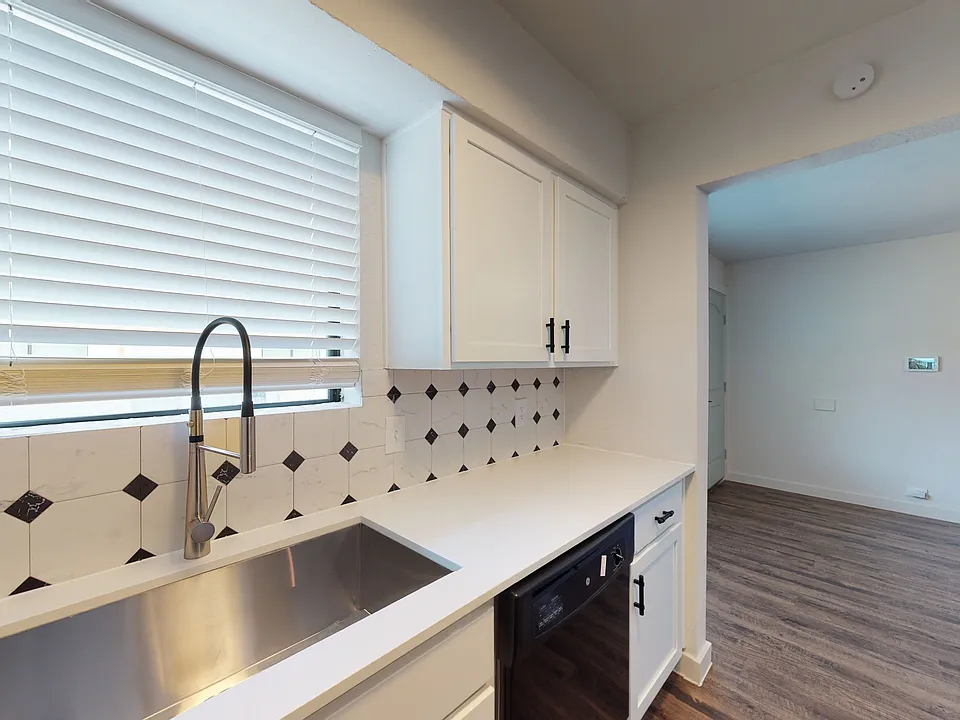 Building Photo 5