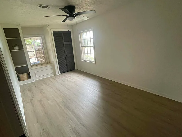 1910 Kittrell Dr — Photo 2