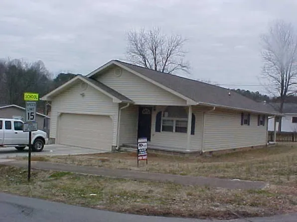 992 8th St, Etowah, TN 37331