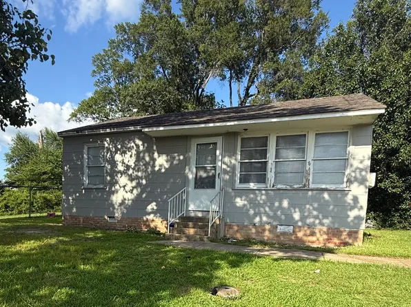 90 Clarke St, West Point, MS 39773