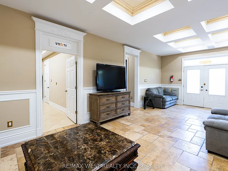 83 Elm Ave #MAIN FLOOR — Photo 8