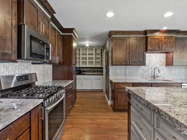 8056 E McKenzre St, Nampa, ID 83687