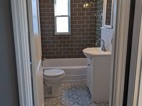 3rd image of 4131 Oakwood Ave Floor 2
