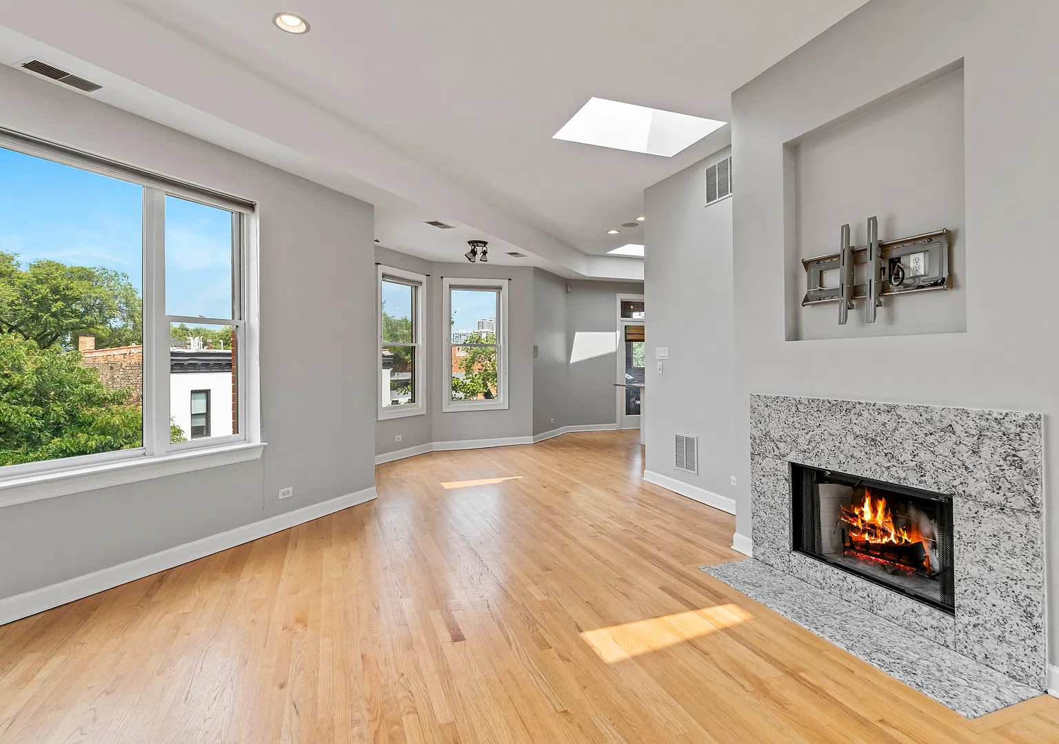 845 W Altgeld St — Photo 2