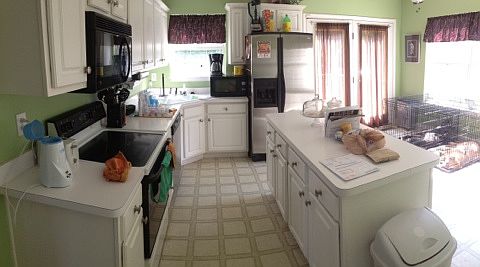 Large Kitchen w Island