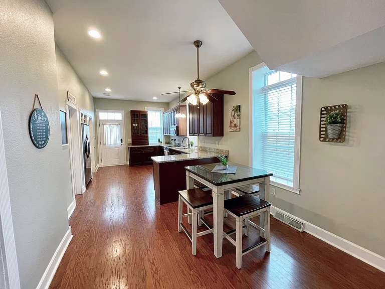 205 E Elm St — Photo 7