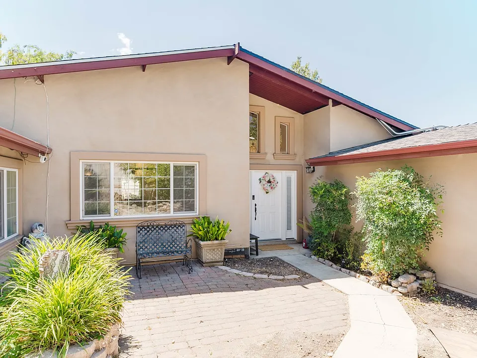 2234 E Hillcrest Dr