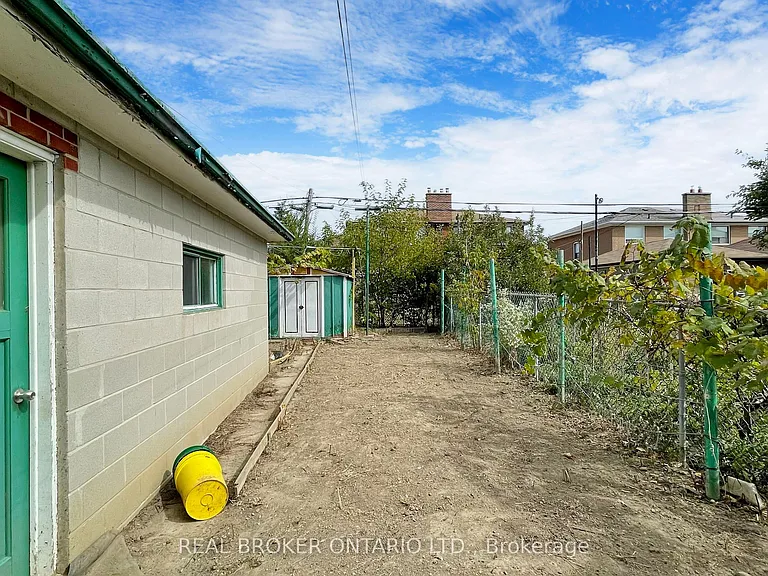 3241 Dufferin St — Photo 38
