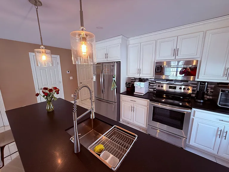 1325 Meriden Ave #A & B — Photo 9