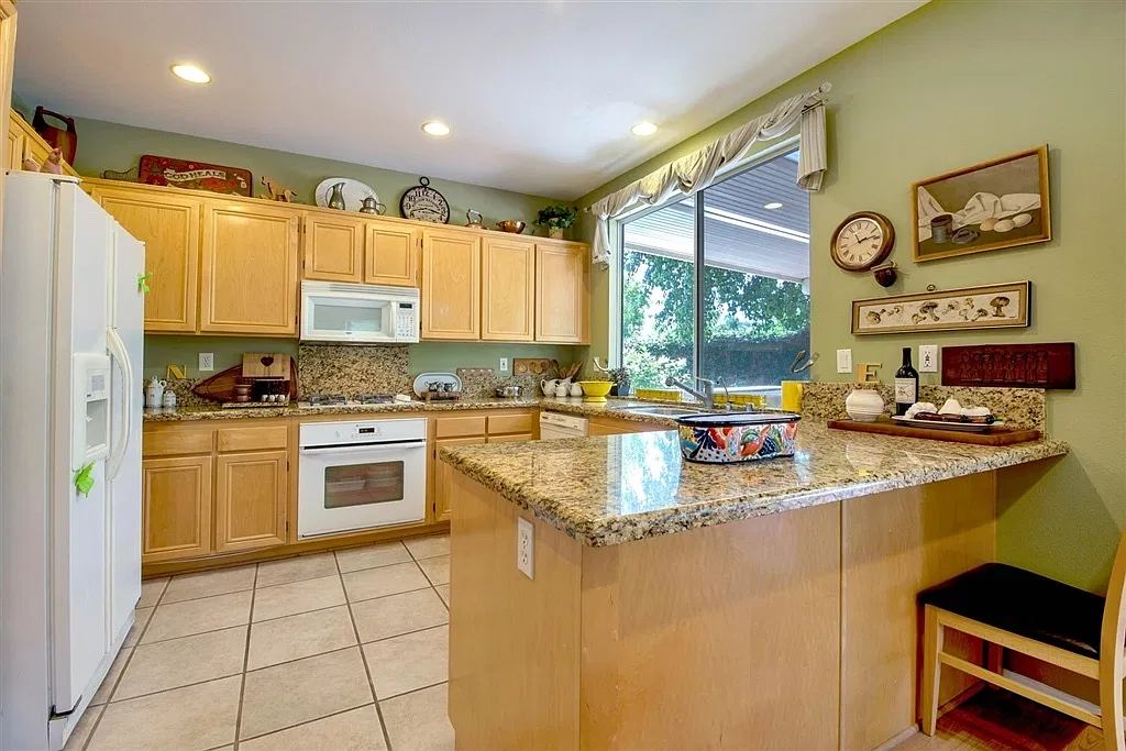 Beautiful 5Bd/3Ba Home With Air Conditioning and Large Yard! — Photo 3
