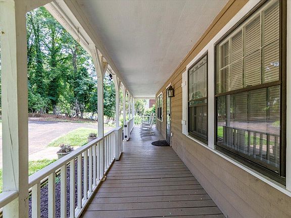 2nd image of 1225 Knollwood Pl