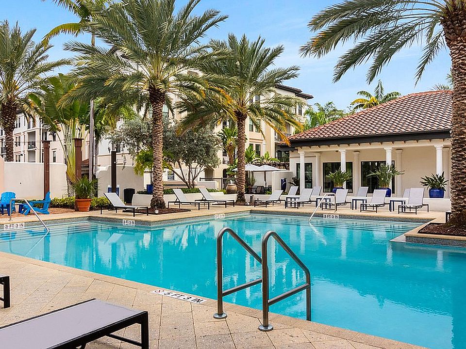 Resort-Style Pool at Cottonwood Lighthouse Point Apartments