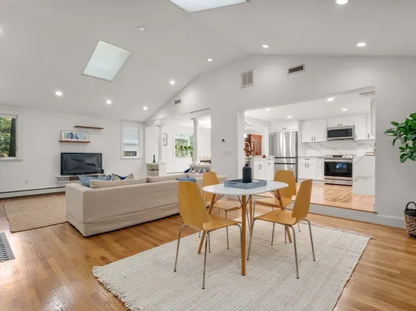 684 Dedham St, Newton, MA 02459