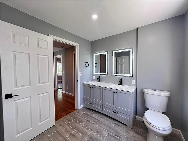79 Evangeline St — Photo 9