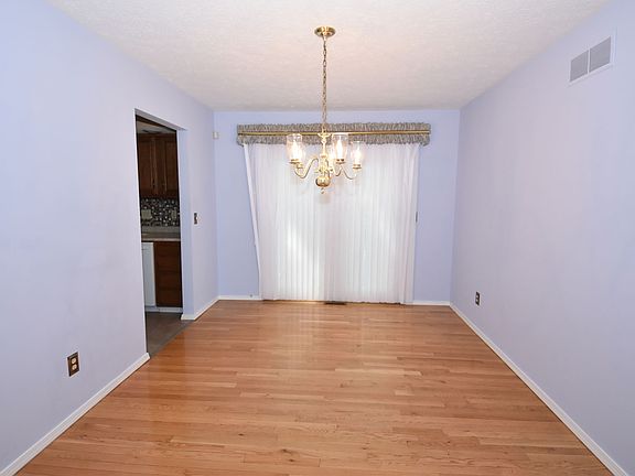 5th image of 525 Lowell Wood S