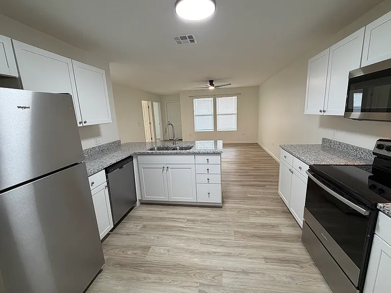 1219 Fountain Dr — Photo 3