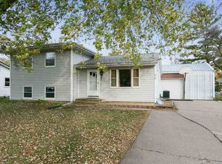 910 S 10th Ave, Washington, IA 52353