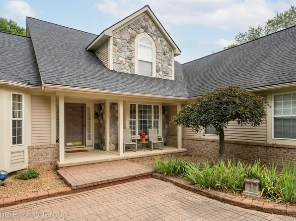 1761 Twin Lakes Blvd, Oxford, MI 48371