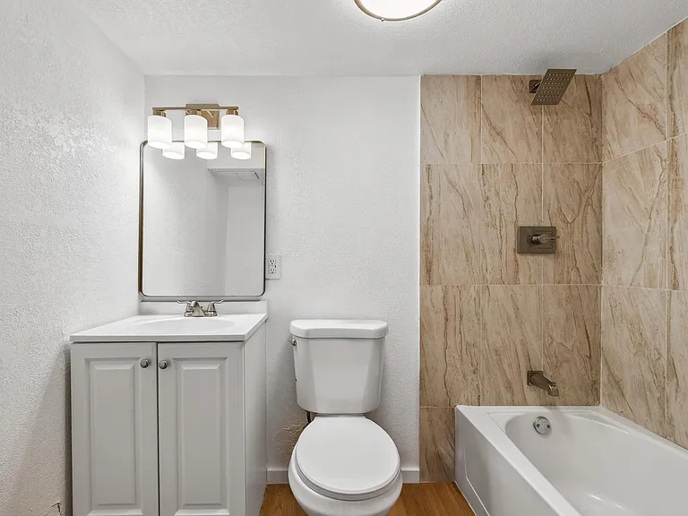 307 E Oak St #B — Photo 6