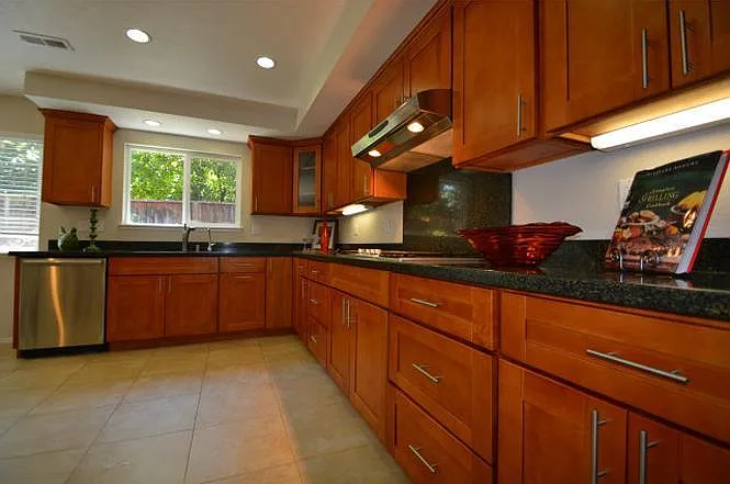 570 Altamont Dr — Photo 4