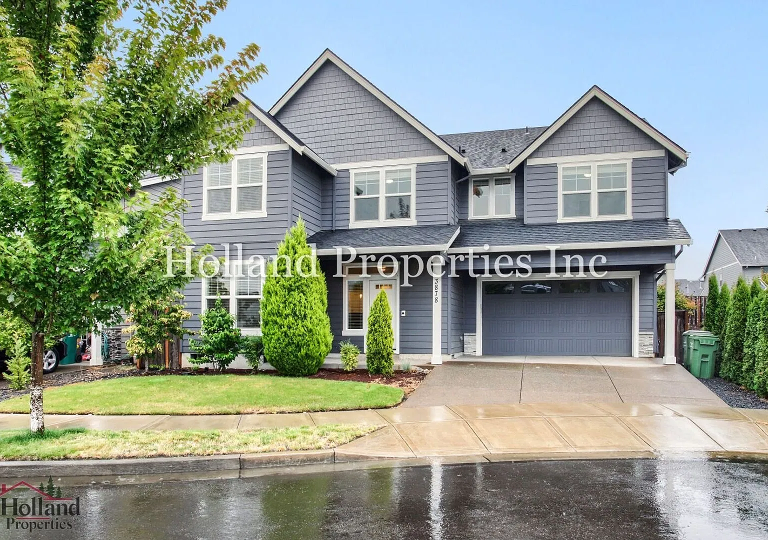 Spacious 5-Bedroom Newberg Home with Expansive Backyard, Large Garage & Deck — Photo 1