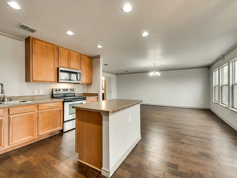 2424 Emerald Ln — Photo 9