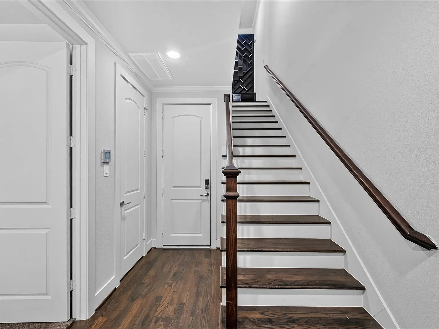 3 bed, 3.5 bath, 2411 sqft, $3,300 — Photo 3