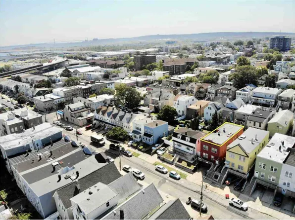 30 W 52nd St, Bayonne, NJ 07002