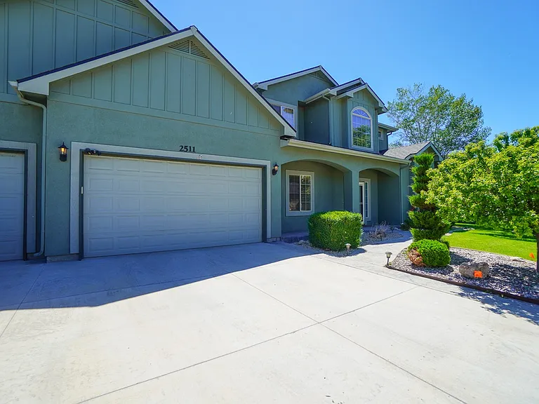 2511 W Teano Dr — Photo 2