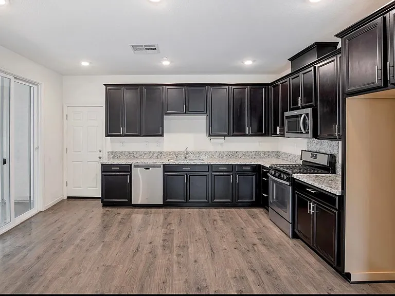 11030 International Dr — Photo 11