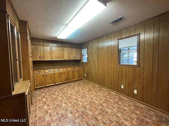 4th image of 313 Bamboo Dr