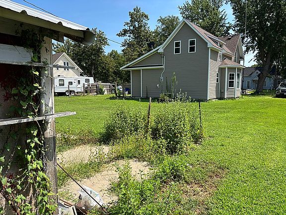 4th image of 211 E 8th St