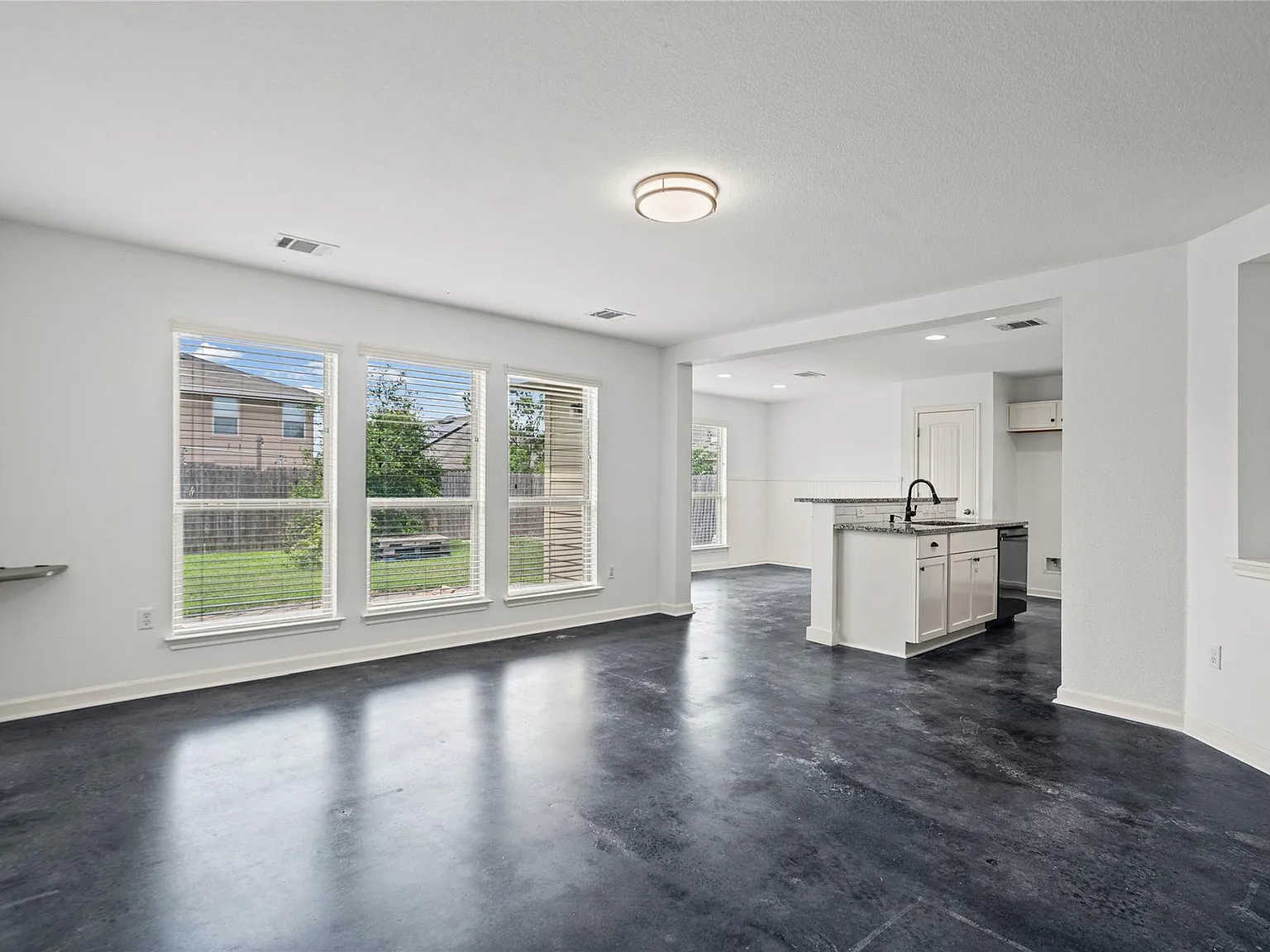 4 bed, 2.5 bath, 1798 sqft, $2,195 — Photo 3