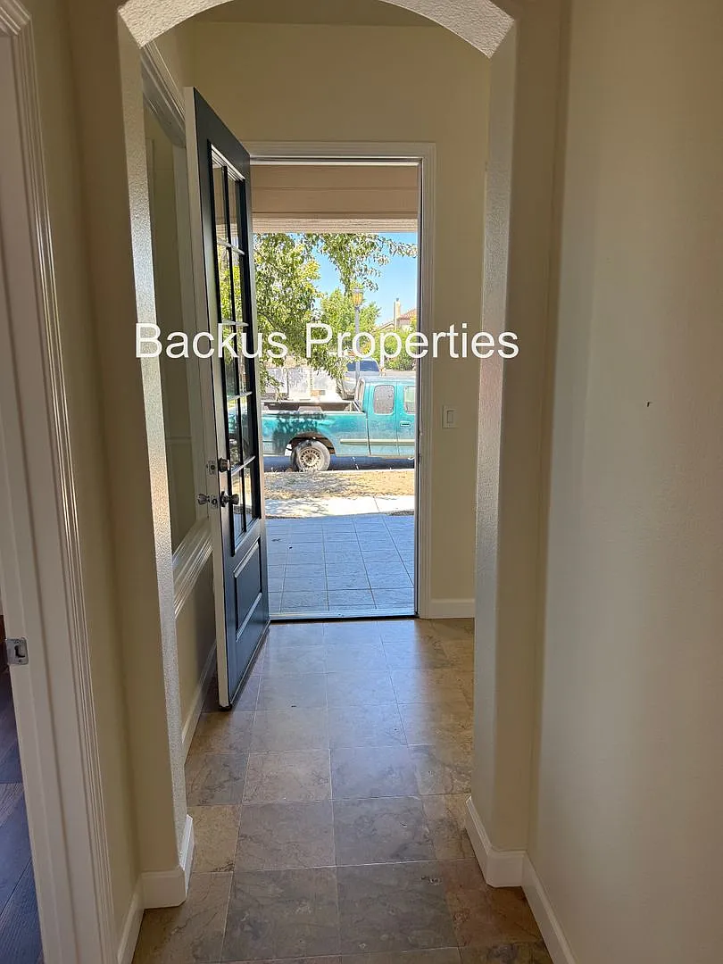 Beautiful three bedroom home in Greenfield — Photo 4