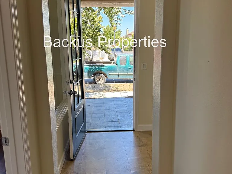 7 Moreno St — Photo 4