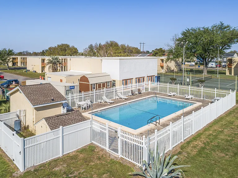 Aztec Villa Apartments — Photo 20