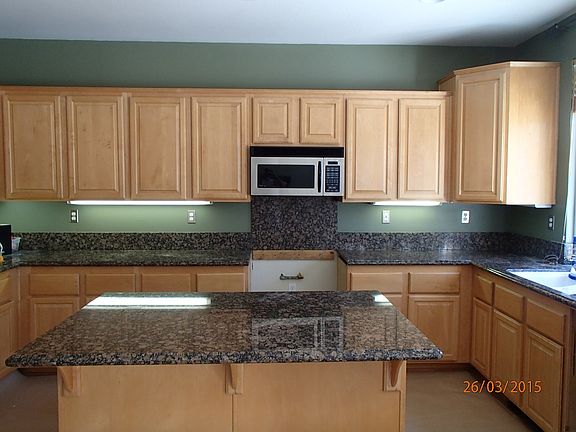 Kitchen w/ island bar