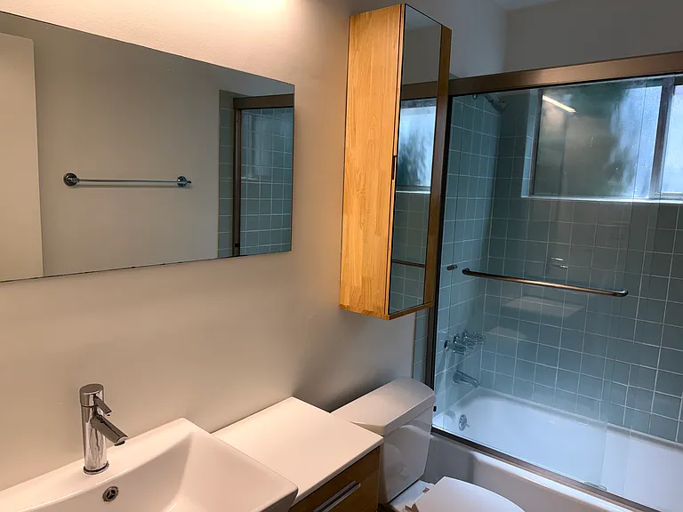 546 N Flores Street — Photo 28