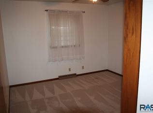 923 E 12th Ave, Mitchell, SD 57301