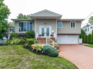 2955 Lonni Ln, Merrick, NY 11566