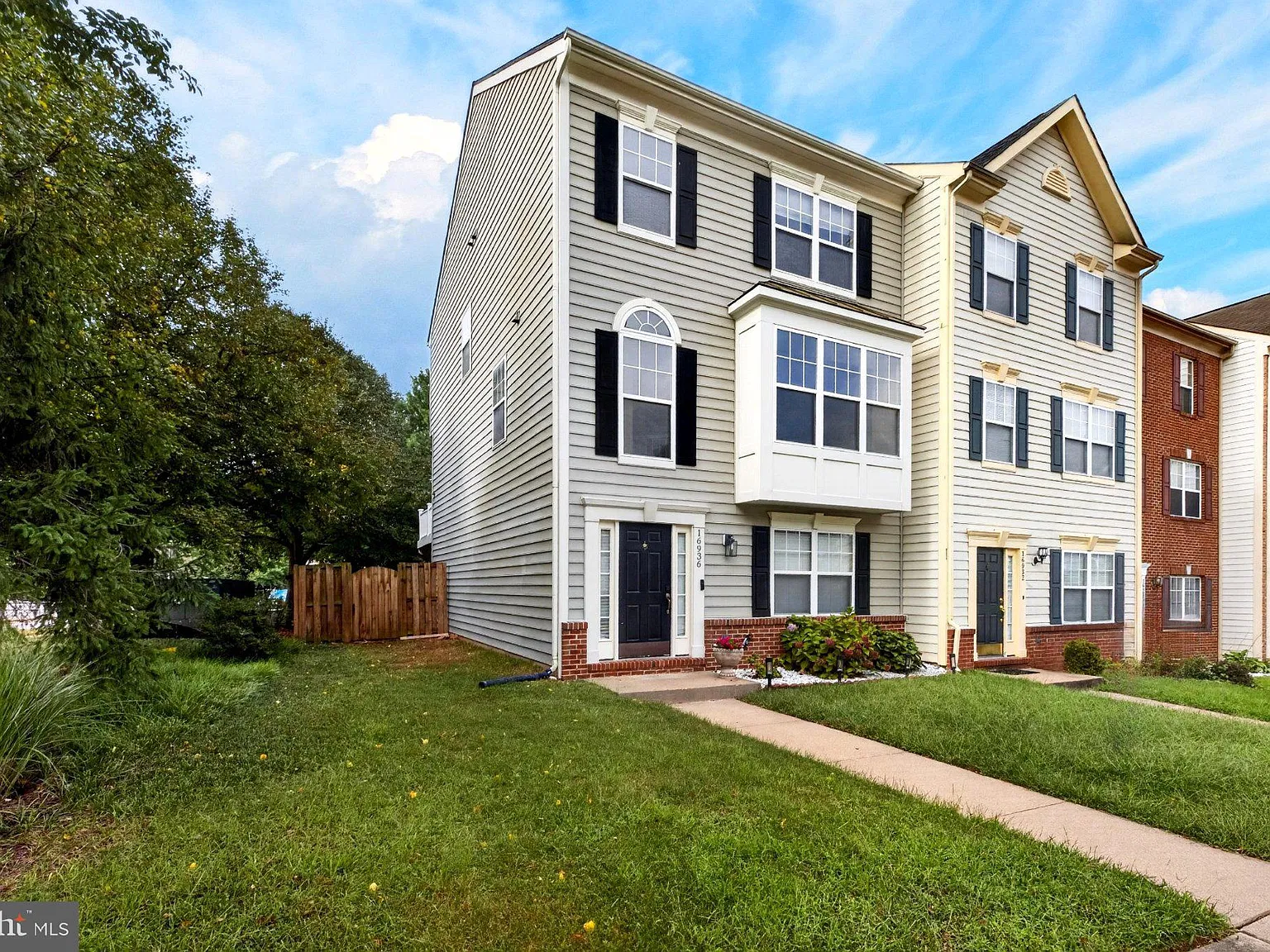 3 bed, 2.5 bath, 2477 sqft, $2,800 — Photo 3