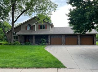 9836 Tree Farm Rd, Eden Prairie, MN 55347
